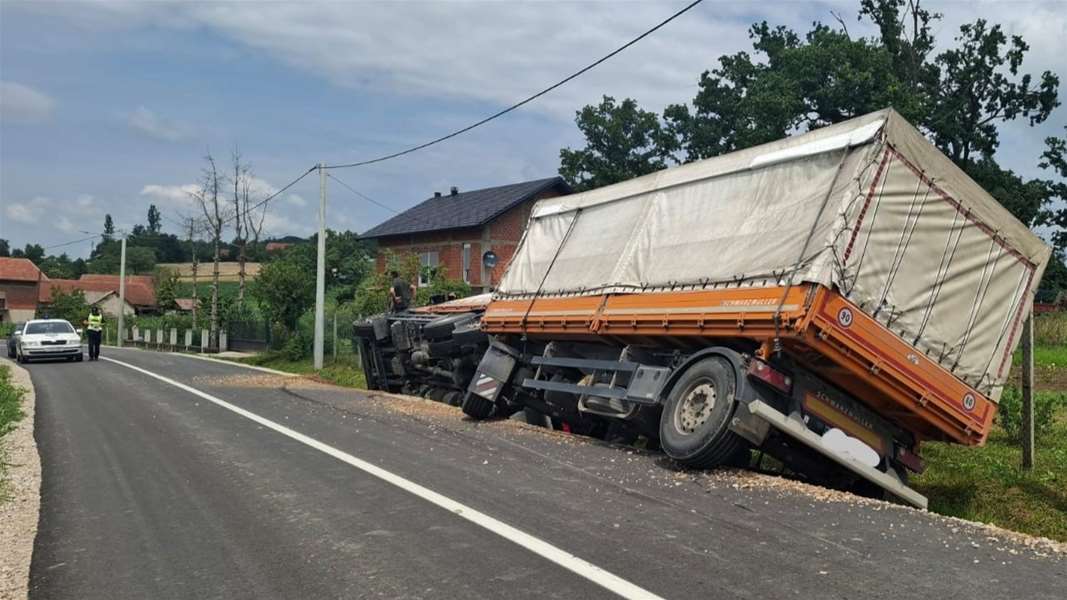 Kamion prevrtanje 01 (1).jpg