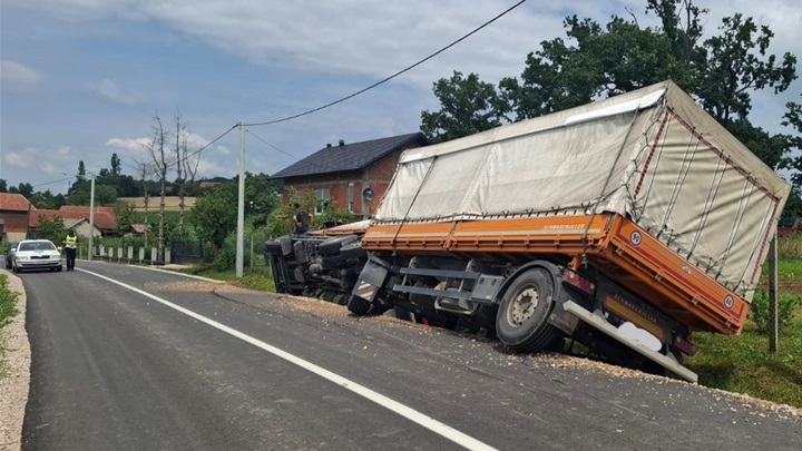 Kamion prevrtanje 01 (1).jpg