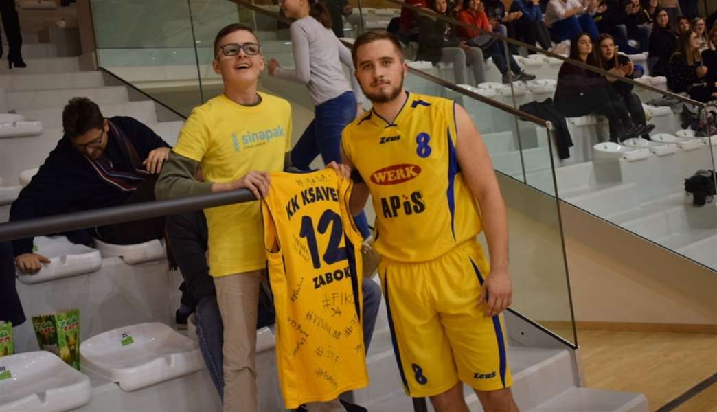 SPORT 3.12._HUMANITARKA Kapetan Filip Đurkan poklonio je Martinu dres s potpisima svojih suigrača-2.jpeg