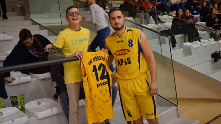 SPORT 3.12._HUMANITARKA Kapetan Filip Đurkan poklonio je Martinu dres s potpisima svojih suigrača-2.jpeg