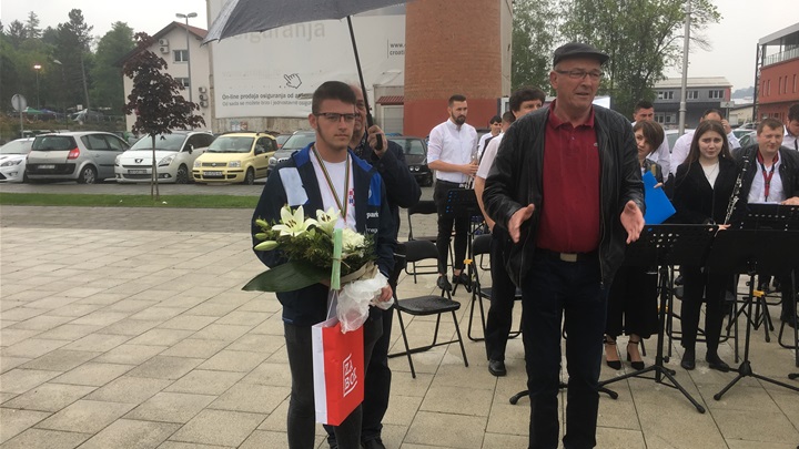 SPORT 19.5._KUGLANJE DOČEK Toni Ljubić u društvu gradonačelnika Ivana Hanžeka.jpg