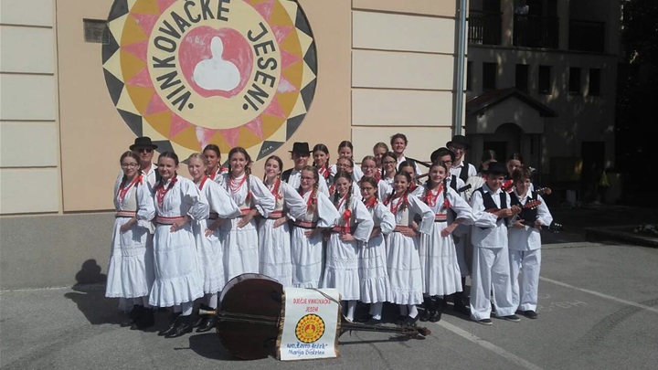 Kolovrti i tamburaši KUD-a Lovro Ježek na Vinkovačkim jesenima2.jpg