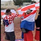 [VIDEO] Navijači razvili ogromnu zastavu kod hotela Vatrenih: 'Hoćemo pobjedu'