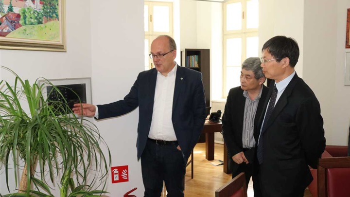 kinezi u zaboku smanjeno 15.jpg