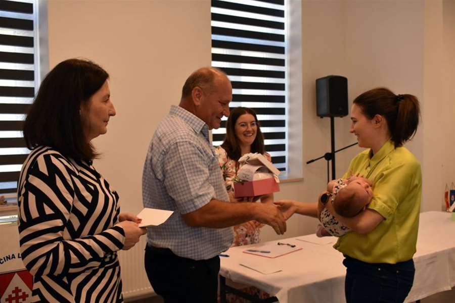 Općina Lobor - naknade za novorođenčad (12).jpg
