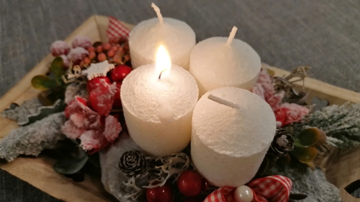 adventski vijenac prva svijeća.jpg