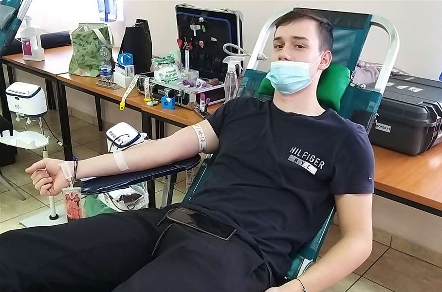 Nino Mohač iz Bedekovčine, 1. put daruje drv, 12.11.2021., Zabok .jpg