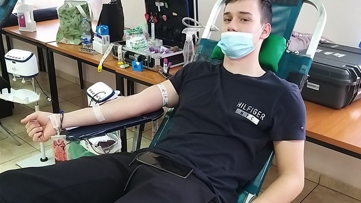 Nino Mohač iz Bedekovčine, 1. put daruje drv, 12.11.2021., Zabok .jpg