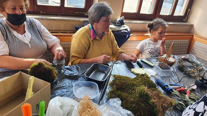 Tuheljski umirovljenici izrađivali uskršnja gnijezda4.jpg