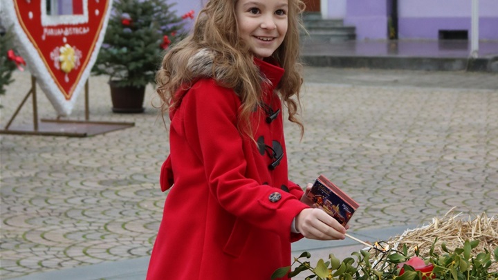 Upaljena 4. svijeća na adventskom vijencu na središnjem bistričkom trgu.JPG