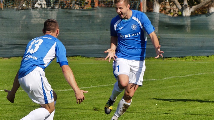 SPORT 16.10._NOGOMET 3. LIGA GAJ - JARUN Slavlje Iskrića nakon postignutog pogotka.jpg