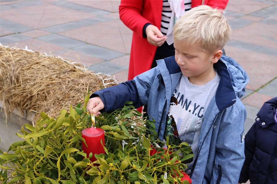 Upaljena i 2. svijeća na adventskom vijencu na središnjem bistričkom trgu 2.JPG
