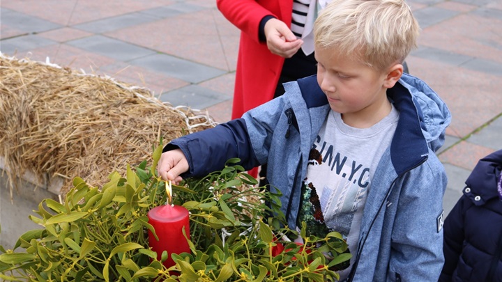 Upaljena i 2. svijeća na adventskom vijencu na središnjem bistričkom trgu 2.JPG