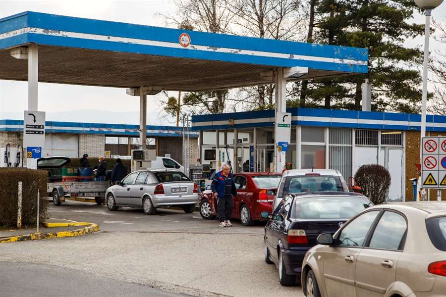 Gužve na benziskama 04.jpg