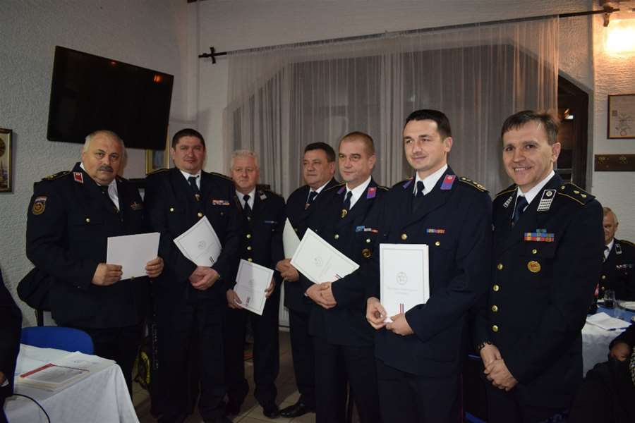 Županija će u 2018. godini za vatrogastvo izdvojiti milijun kuna Novi viši vatrogasni časnici 1. klase .JPG