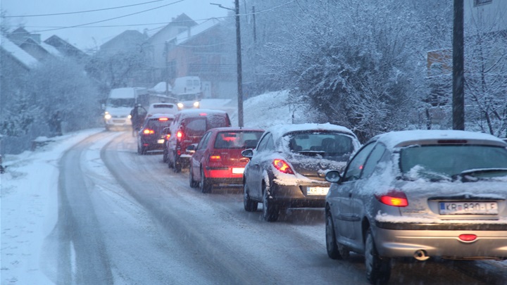 zima snijeg cesta automobili.JPG