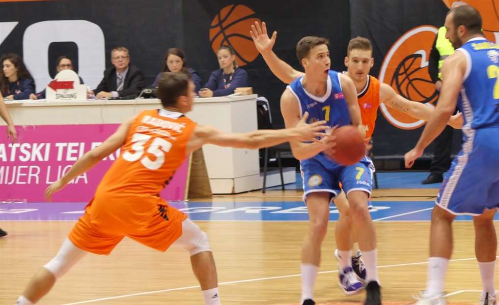 SPORT 6.11._KOŠARKA Krešimir Radovčić u prodoru.jpg