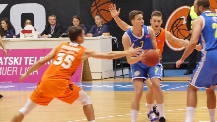 SPORT 6.11._KOŠARKA Krešimir Radovčić u prodoru.jpg