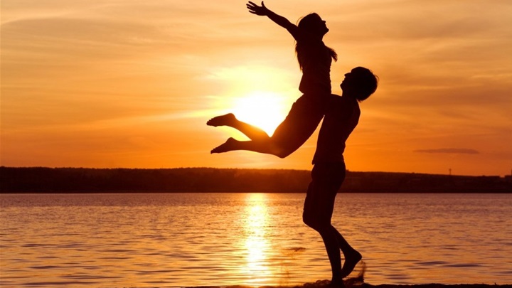 9211_A-happy-couple-on-the-beach-in-the-sunset.jpg