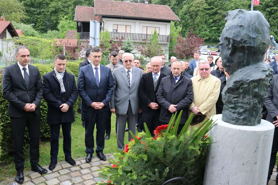 svi stoje ispred biste hdz.jpg