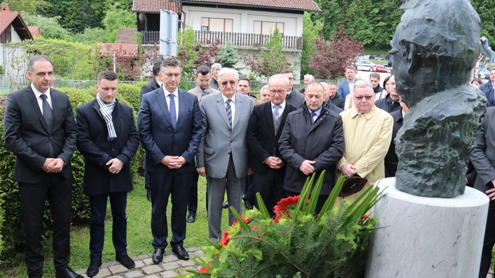 svi stoje ispred biste hdz.jpg