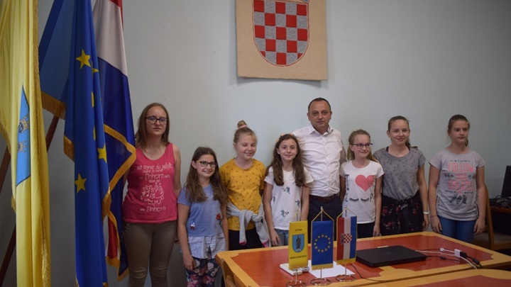 Dječja načelnica Marije Bistrice i članice Dječjeg vijeća kod načelnika 1.jpg