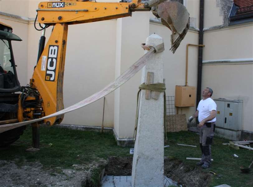 spomen ploča krapina.JPG