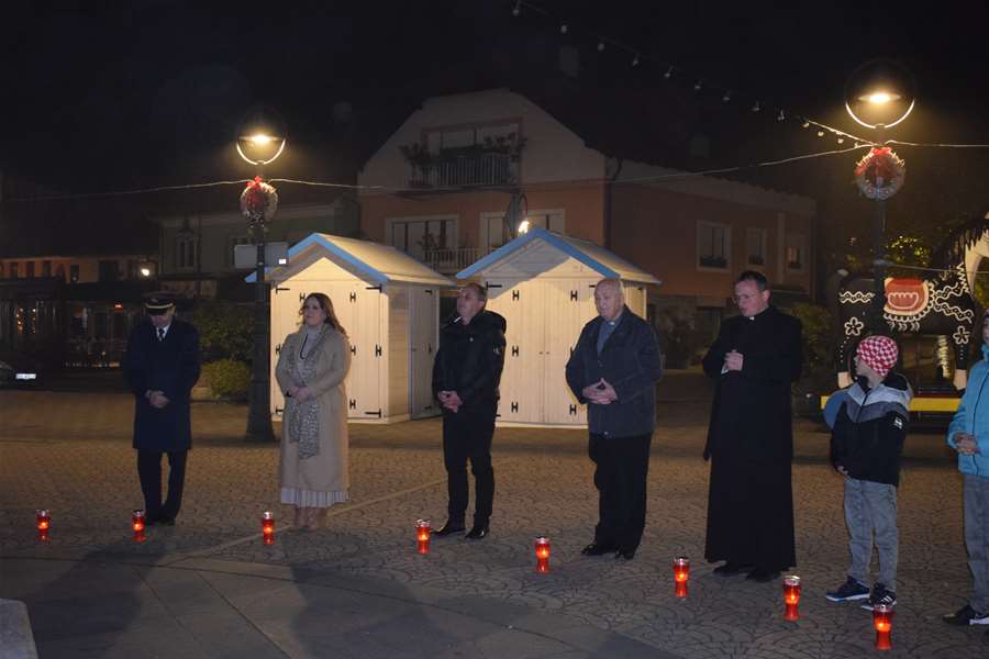 Paljenje lampaša za Vukovar MB 24 08.JPG