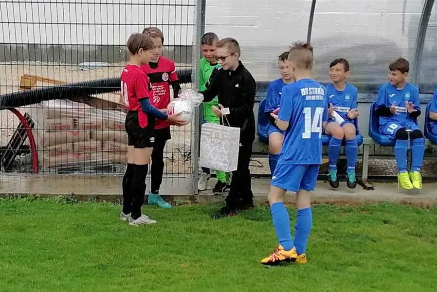 Malom Patriku u jesen na utakmici protiv Tondacha pukla noga – danas ga Bedekovčanci u Humu na Sutli darivali5.jpg