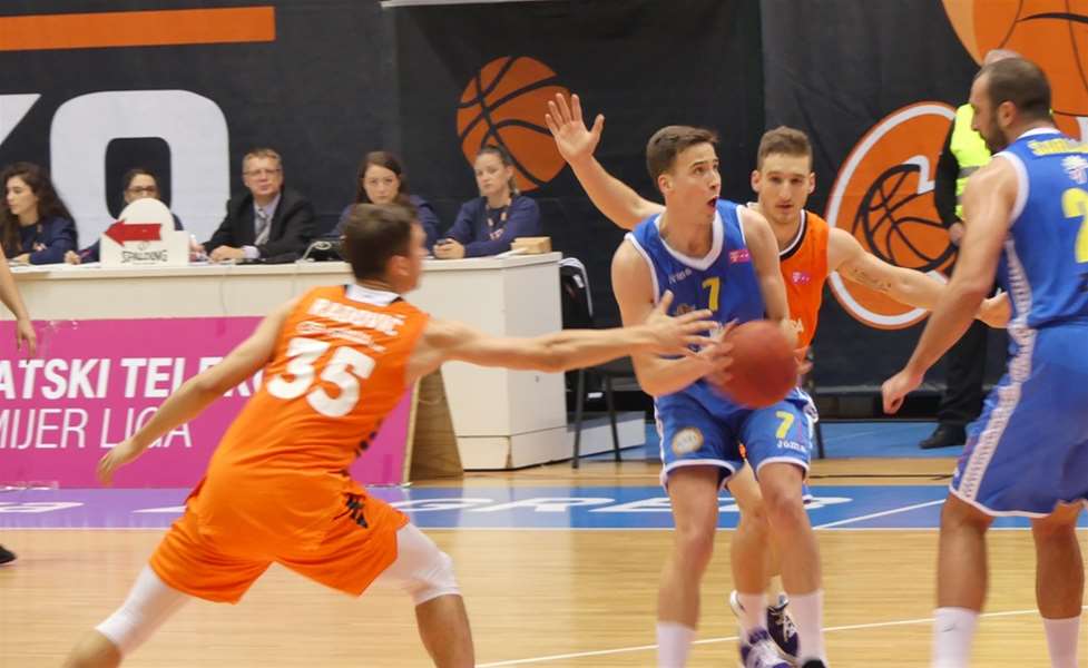 SPORT 6.11._KOŠARKA Krešimir Radovčić u prodoru.jpg