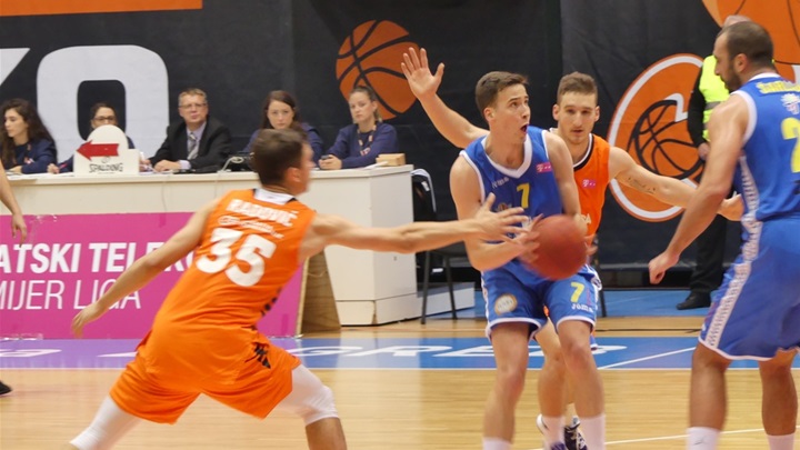 SPORT 6.11._KOŠARKA Krešimir Radovčić u prodoru.jpg