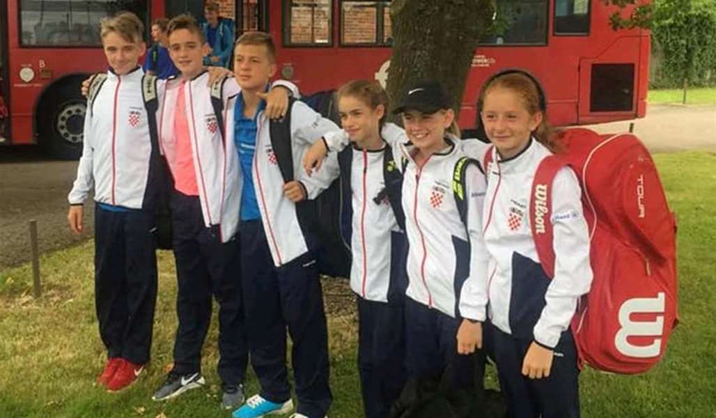 Lana na slici prva desno