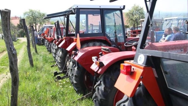 traktor ilustracija sa strugače.jpg