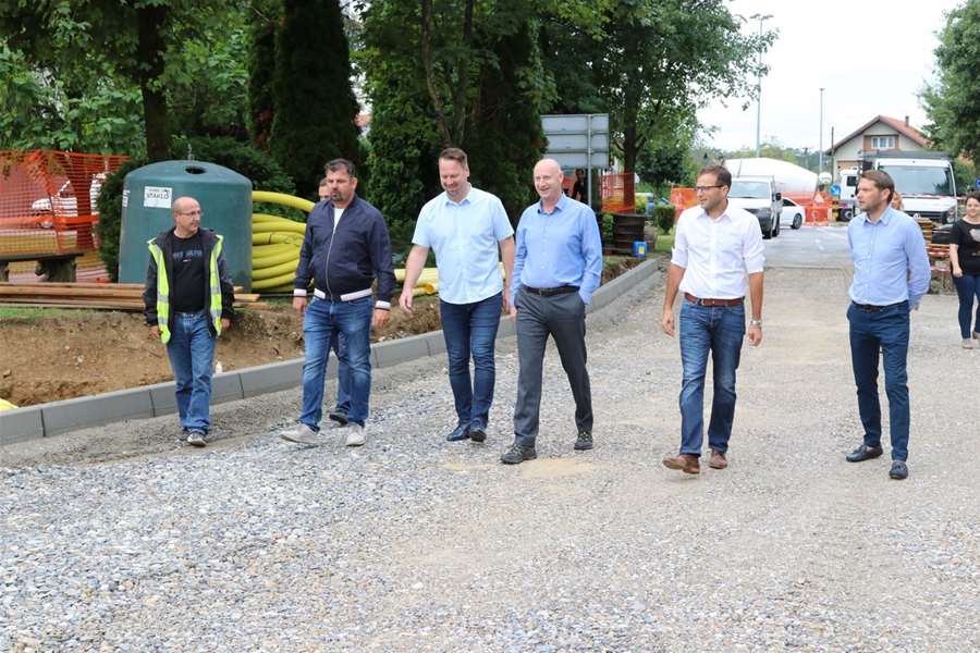 obilaze i gledaju (5).jpg