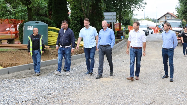 obilaze i gledaju (5).jpg