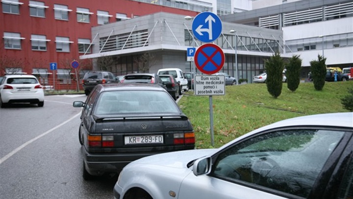 parkiranje ob zabok.JPG