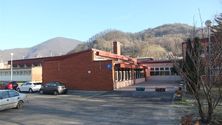 škola augusta cesarca prije novog krova.jpg