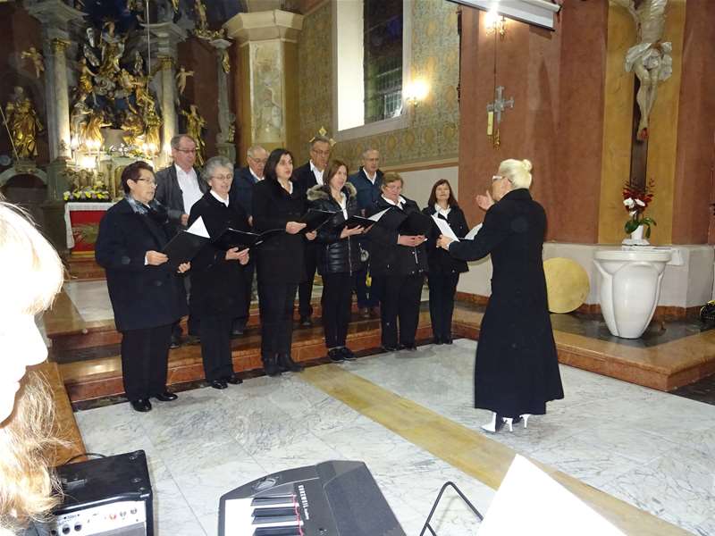 Župski zbor sv. Ane Lobor i dirigentica Josipa Hopek.JPG