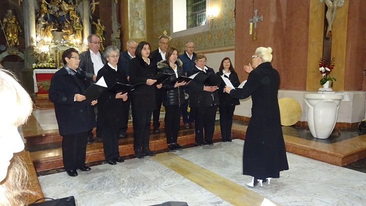 Župski zbor sv. Ane Lobor i dirigentica Josipa Hopek.JPG