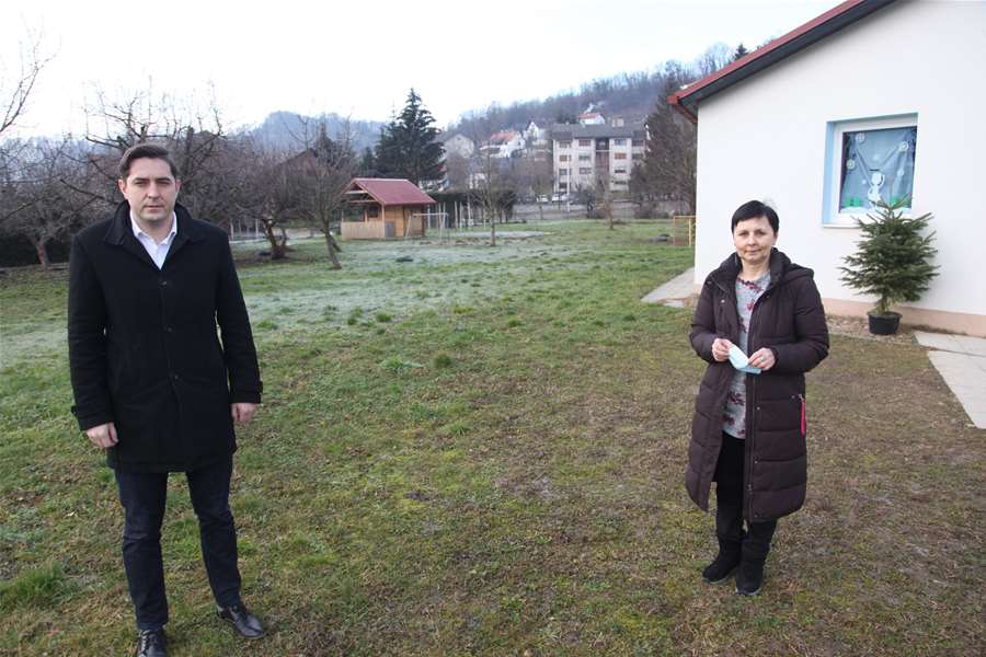 Gradonačelnik Marko Vešligaj i ravnateljica vrtića Gordana Krizmanić na mjestu gdje će se vrtić dograditi