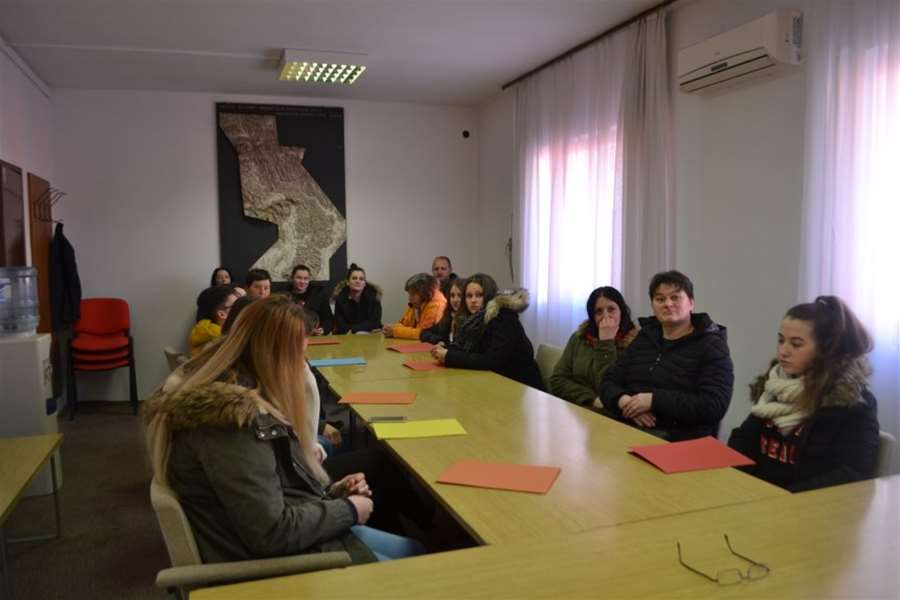 klanjec i studenti.jpg