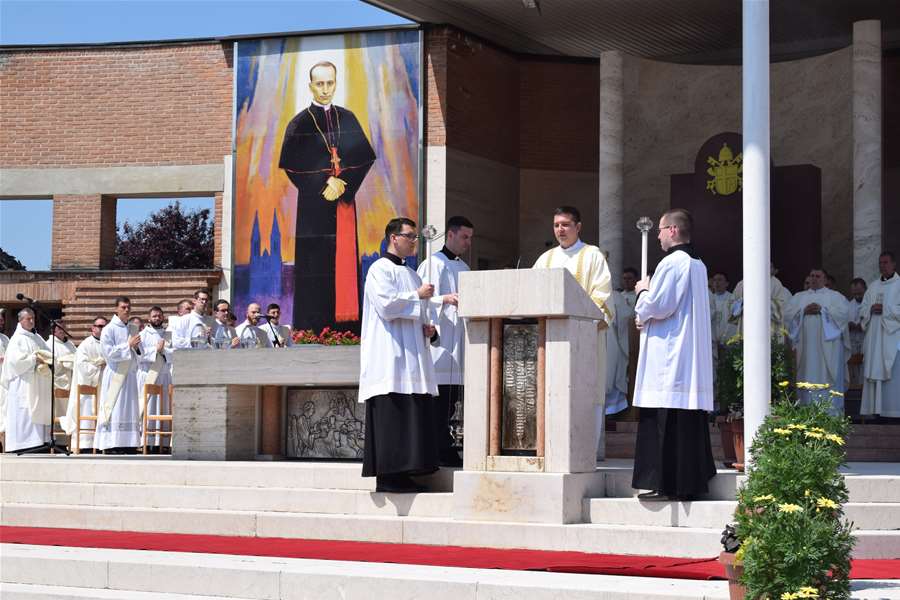 Zaređeno 10 novih svećenika, 5 iz Zagrebačke Nadbiskupije 01.JPG