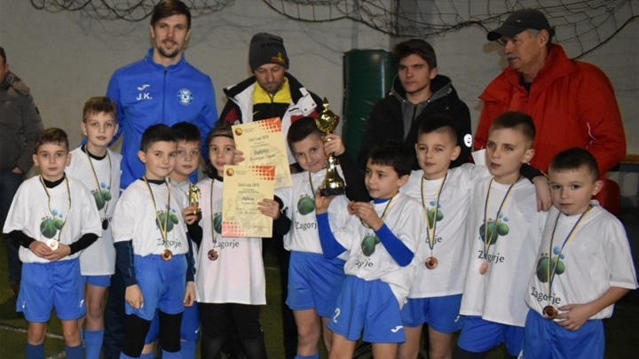 SPORT 22.1._TURNIR VELIKA KLADUŠA Zagići Mladosti nakon dodjele nagrada.jpg