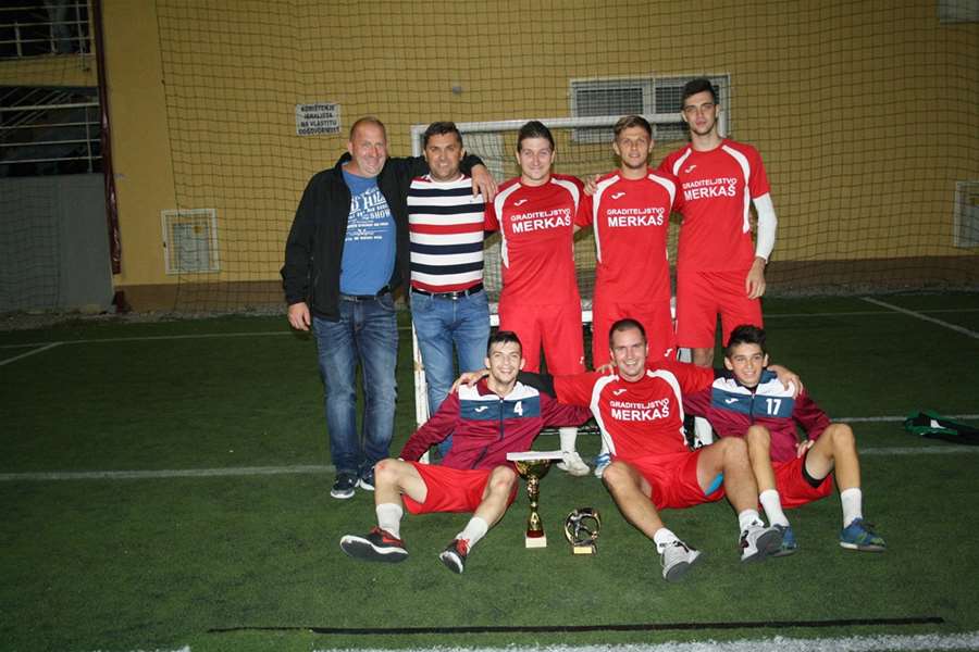 SPORT 29.8._TURNIR ZAČRETJE Pobjednička momčad Graditeljstvo Merkaš (1).jpg