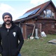 Solarni paneli daju mu struju, a kišnicu iskorištava za vodu