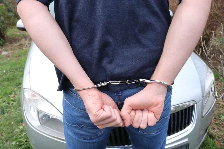 privođenje policija lisice (3).jpg