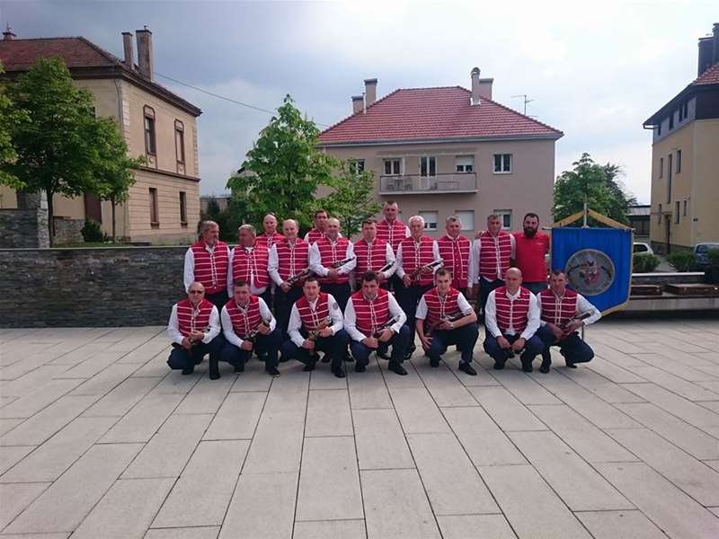 Fotografija u sulušbenim odorama pred pucanje za USKRS.jpg