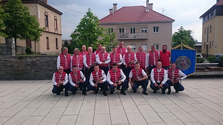 Fotografija u sulušbenim odorama pred pucanje za USKRS.jpg