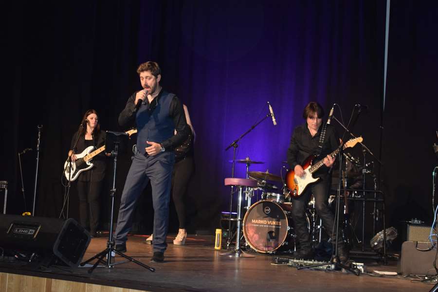 Koncertom i predstavom prikupljali sredstva za sudjelovanje na festivalu u Leskovcu4.JPG