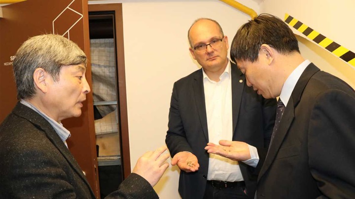 kinezi u zaboku smanjeno 16.jpg